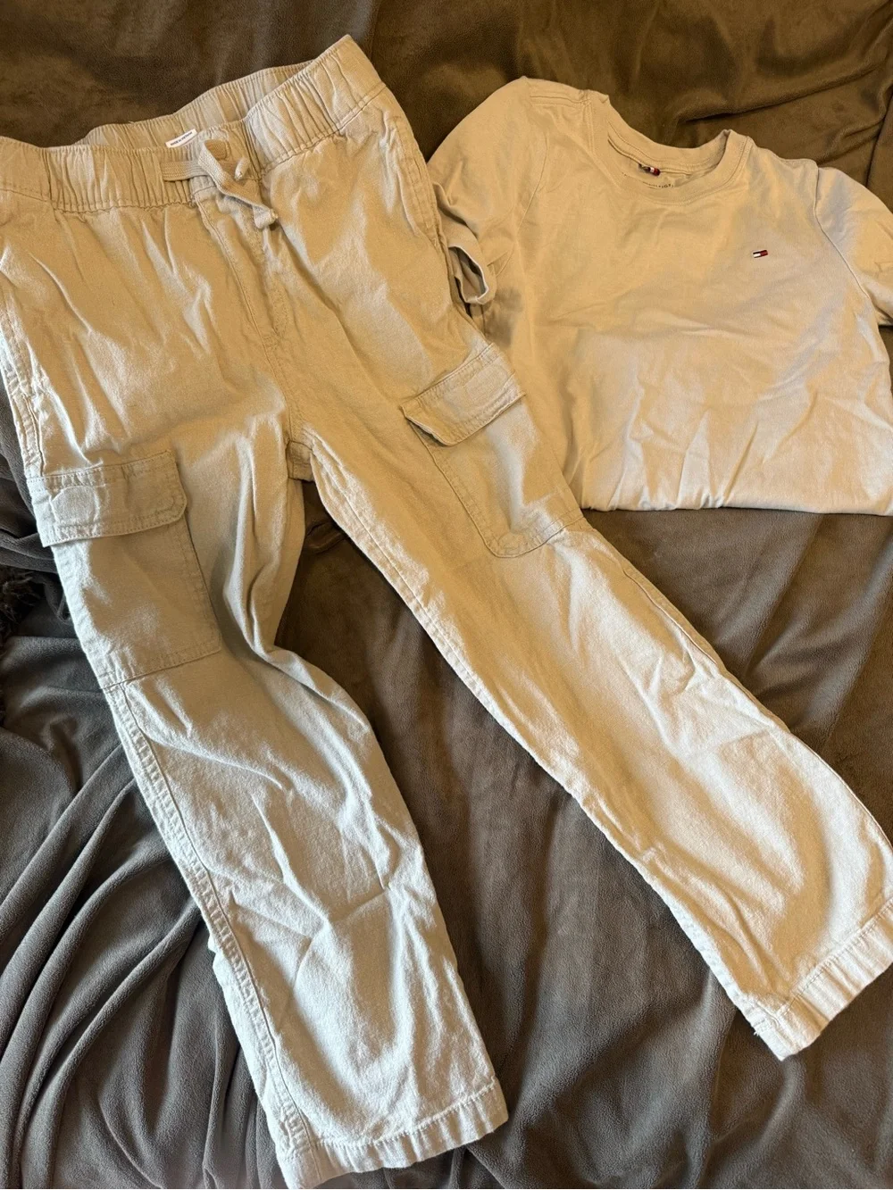GAP Kids Beige Cargo Pants & Tommy Hilfiger Beige Tee Shirt size 6/7.